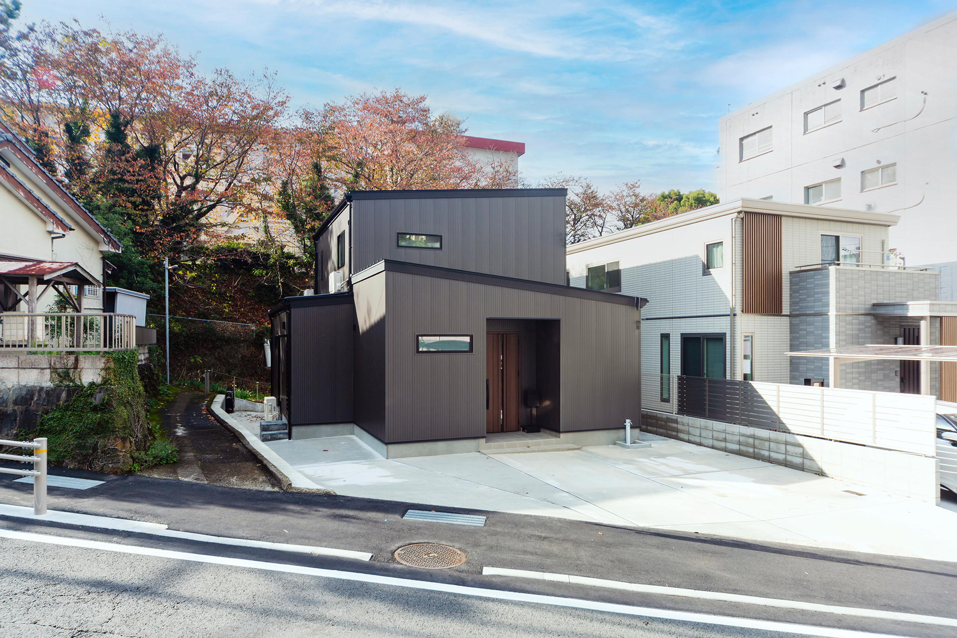 シャープな外観と回遊動線が魅力の住まい［イメージ01］