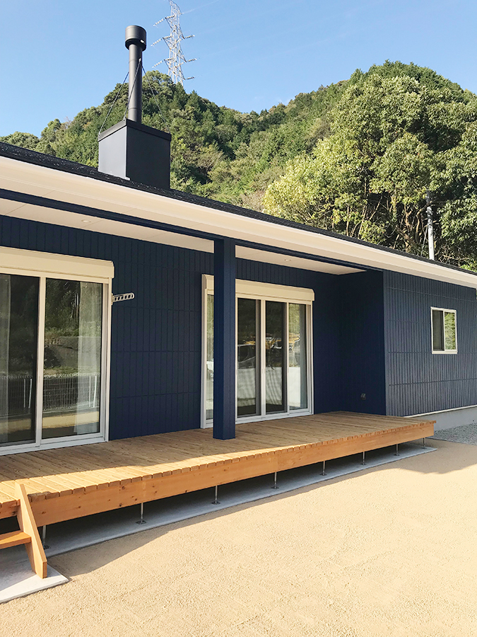 暖炉と屋根の煙突がポイントのお洒落な平屋
広いウッドデッキとブルーの壁がさわやかな印象の外観