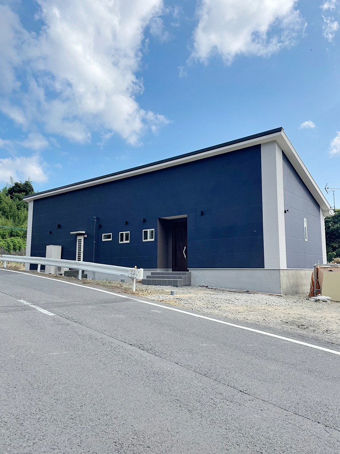 片流れ屋根の大きな平屋