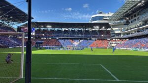 サッカーをしていたこともあってVファーレン長崎を応援するようになりました。最近はVファーレンシートの席で応援することにはまっています。ゴールが決まった時の盛り上がりはとても最高です！