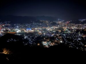 ドライブがとても好きで、遠出をしたり夜景を見に行ったりします。この写真は稲佐山からの景色です。夜に行くととてもきれいで心がリフレッシュされるような気持ちになります。ぜひ行ってみてください！