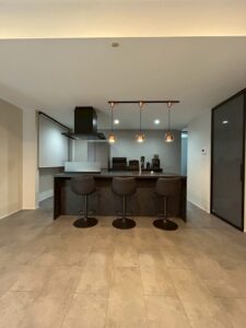 【注文住宅】ホテルライクな家づくり｜ダークトーン×アイランドキッチンの施工事例